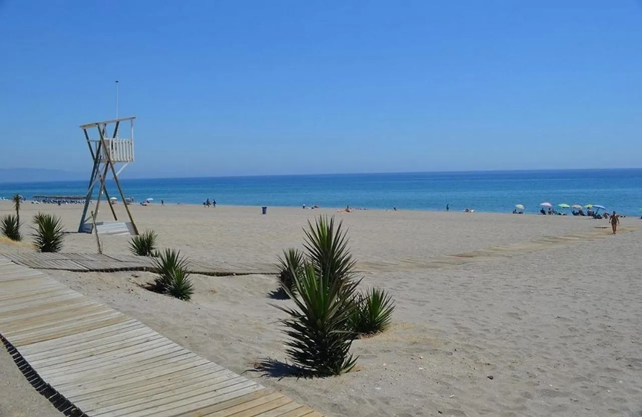 Paraiso Beachfront Apartments: Rooftop Pool & Wi-Fi Vera Apartment