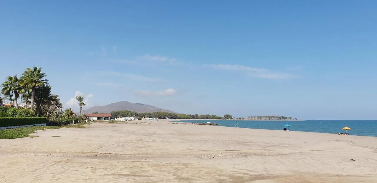 Paraiso Beachfront Apartments: Rooftop Pool & Wi-Fi Vera Apartment