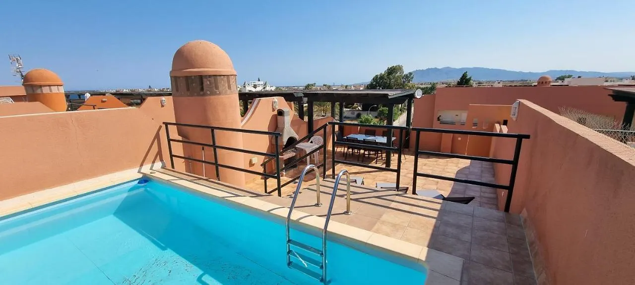 Paraiso Beachfront Apartments: Rooftop Pool & Wi-Fi Vera