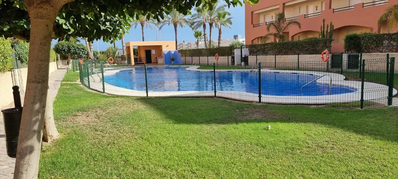 Paraiso Beachfront Apartments: Rooftop Pool & Wi-Fi Vera 0*,