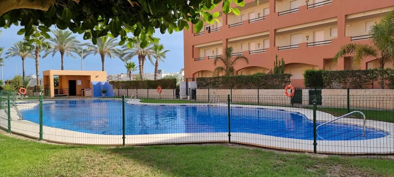 Paraiso Beachfront Apartments: Rooftop Pool & Wi-Fi Vera